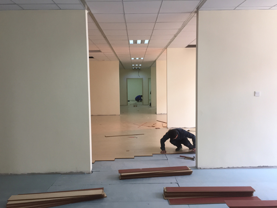 辦公室裝修復合地板鋪貼圖片
